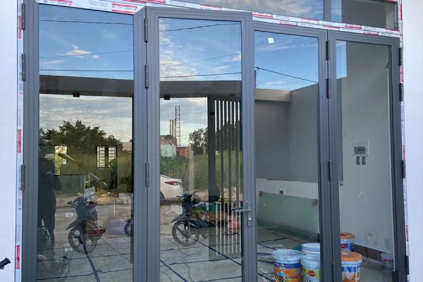 Cửa đi mở quay 4 cánh nhôm xingfa