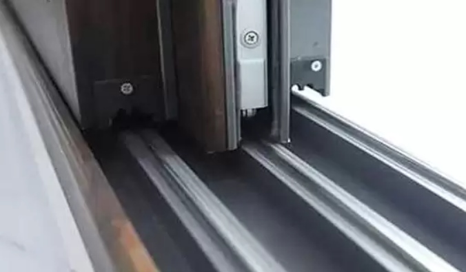 Lỗi cửa lùa nhôm bị kẹt ray