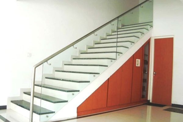 cầu thang kính tay vịn inox