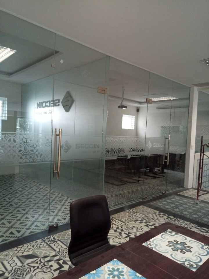 cửa kính cường lực mở quay Đà Nẵng