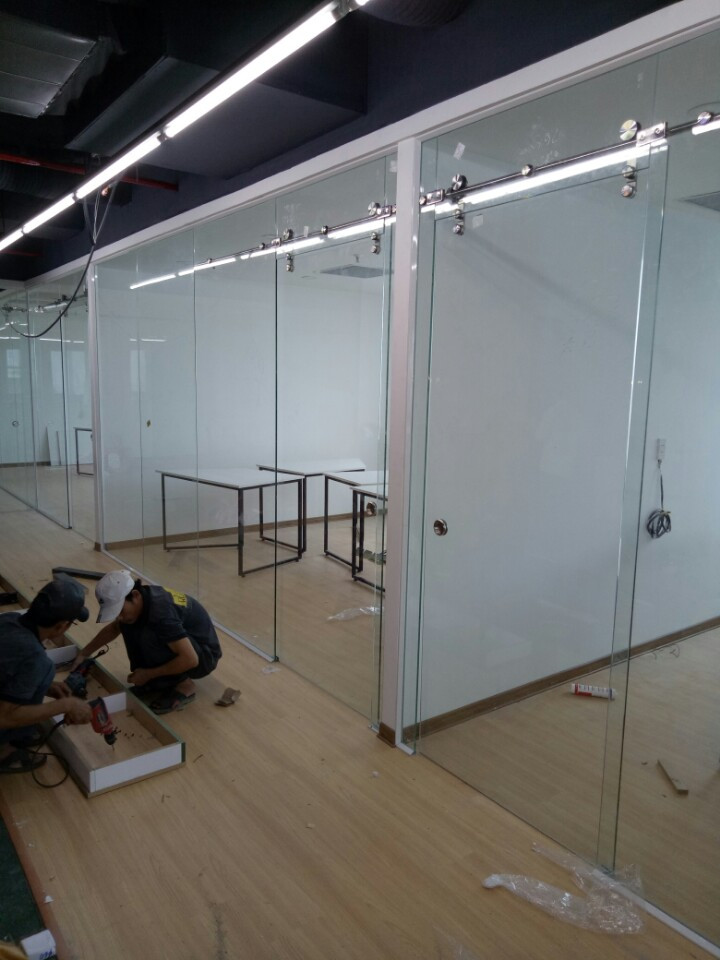 nhân công lắp đặt kính cường lực Đà Nẵng