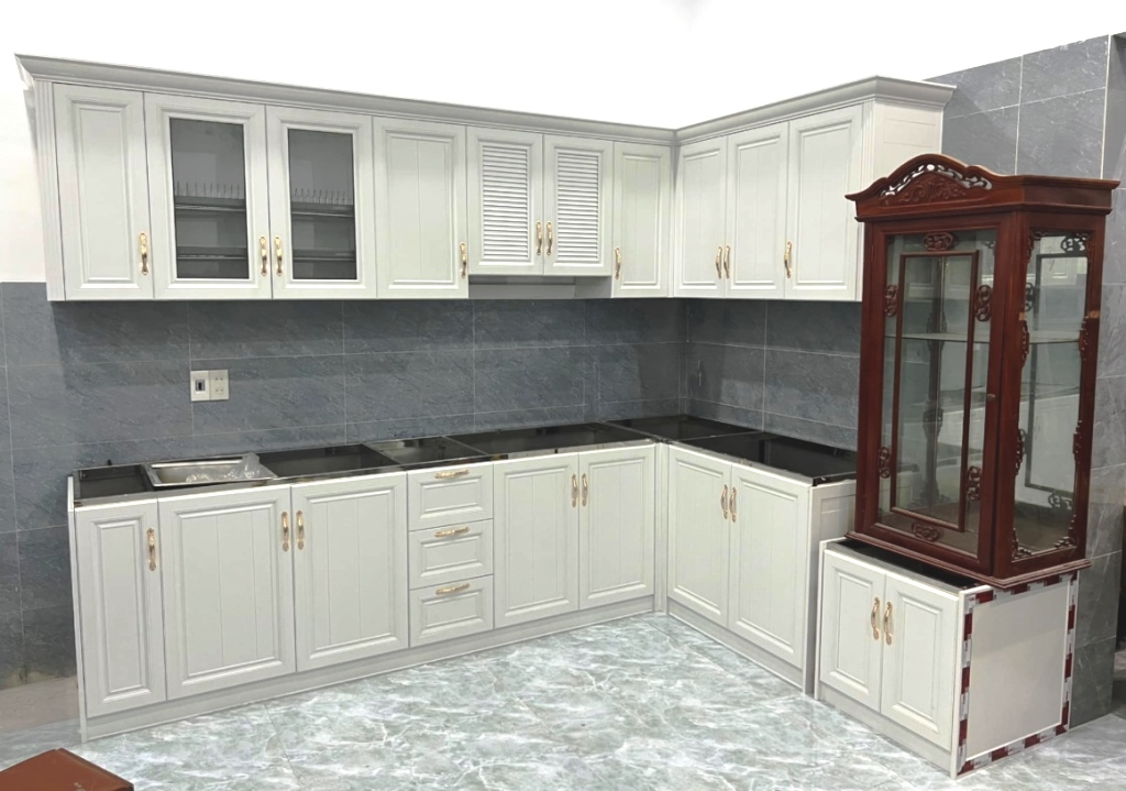 tủ bếp nhôm kính màu trắng sữa